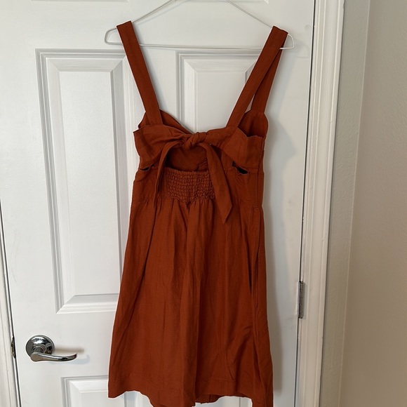 Linen dress with pockets & wood buttons - Maeve by Anthropology. Color rust. - Picture 2 of 4